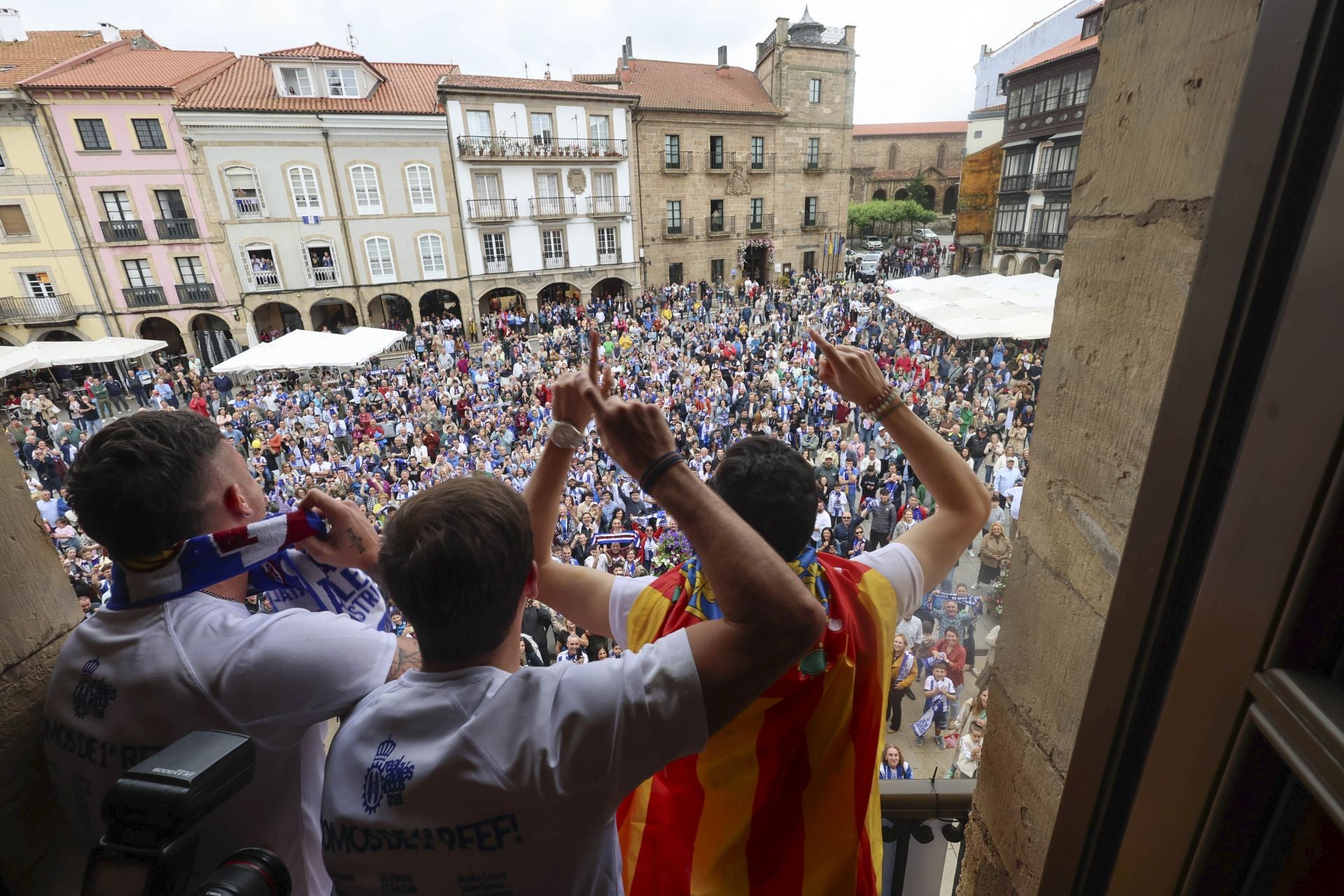 Glorioso homenaje al Real Avilés en la plaza del Ayuntamiento