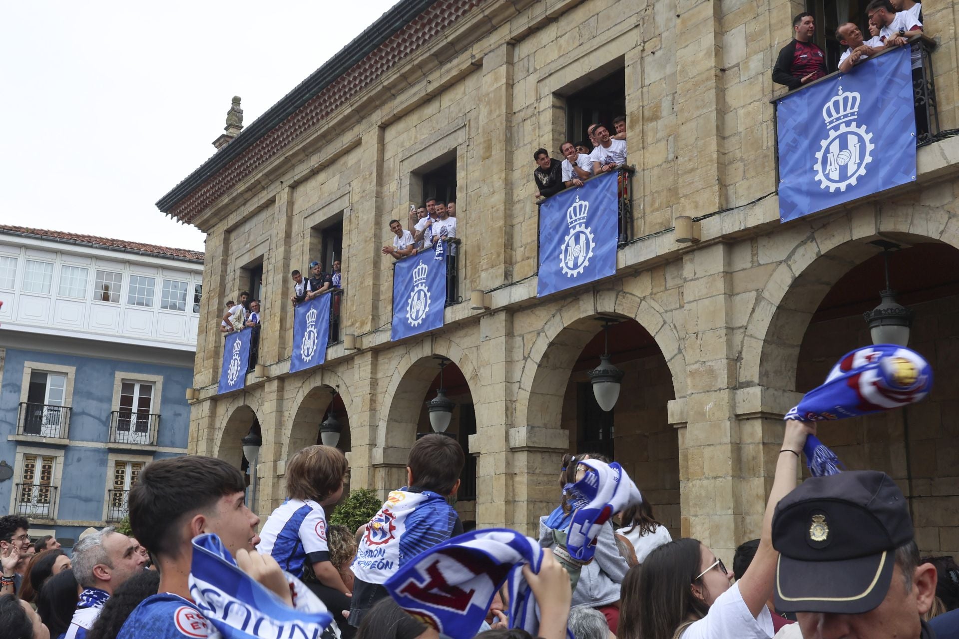 Glorioso homenaje al Real Avilés en la plaza del Ayuntamiento