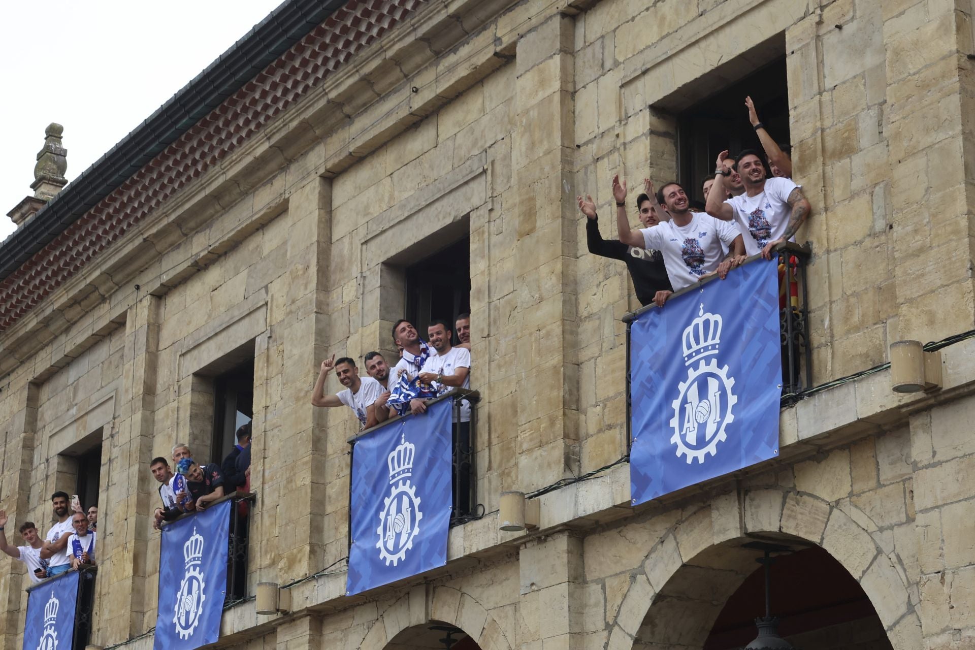 Glorioso homenaje al Real Avilés en la plaza del Ayuntamiento
