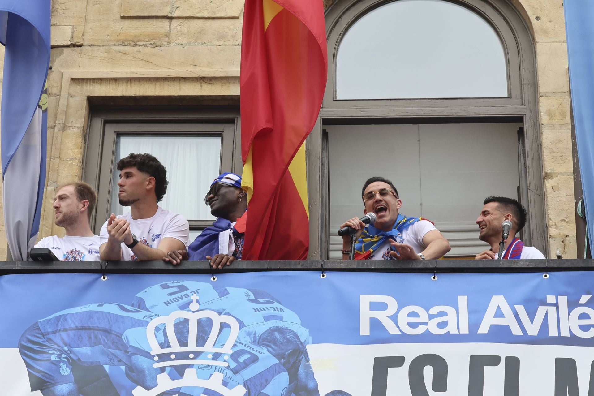 Glorioso homenaje al Real Avilés en la plaza del Ayuntamiento