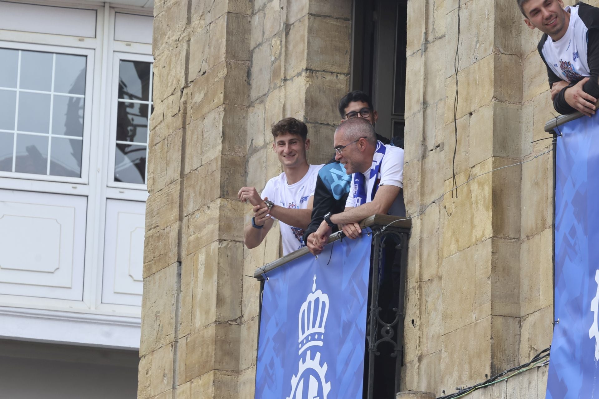 Glorioso homenaje al Real Avilés en la plaza del Ayuntamiento
