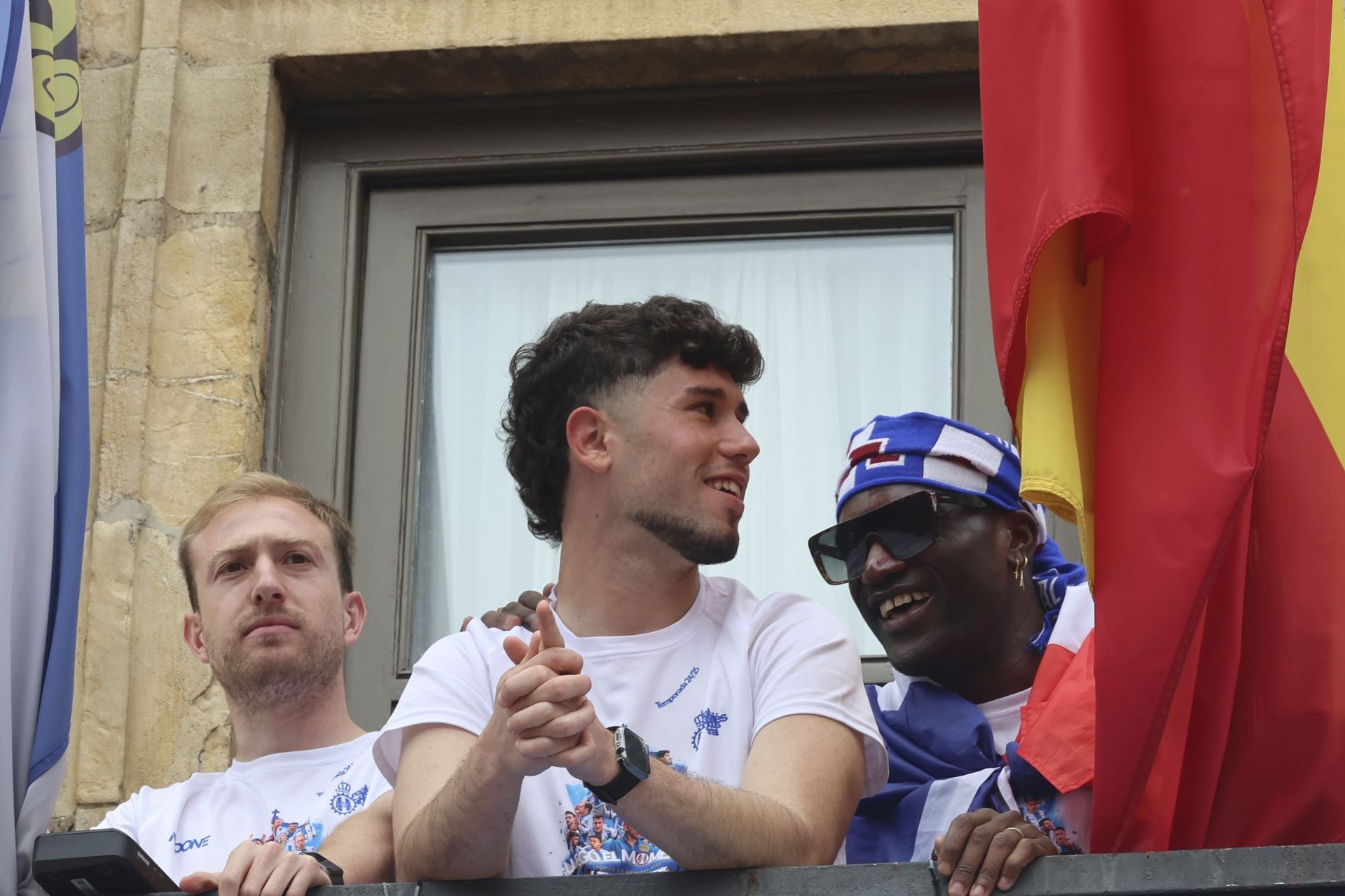 Glorioso homenaje al Real Avilés en la plaza del Ayuntamiento