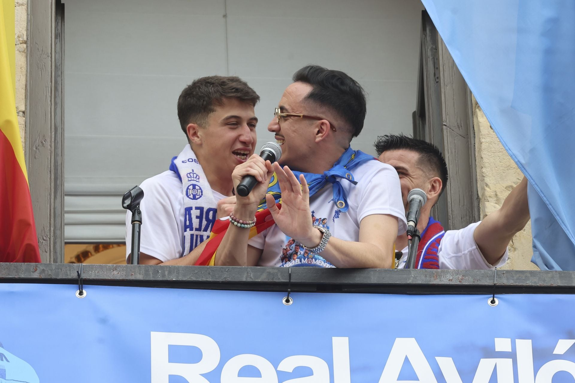 Glorioso homenaje al Real Avilés en la plaza del Ayuntamiento