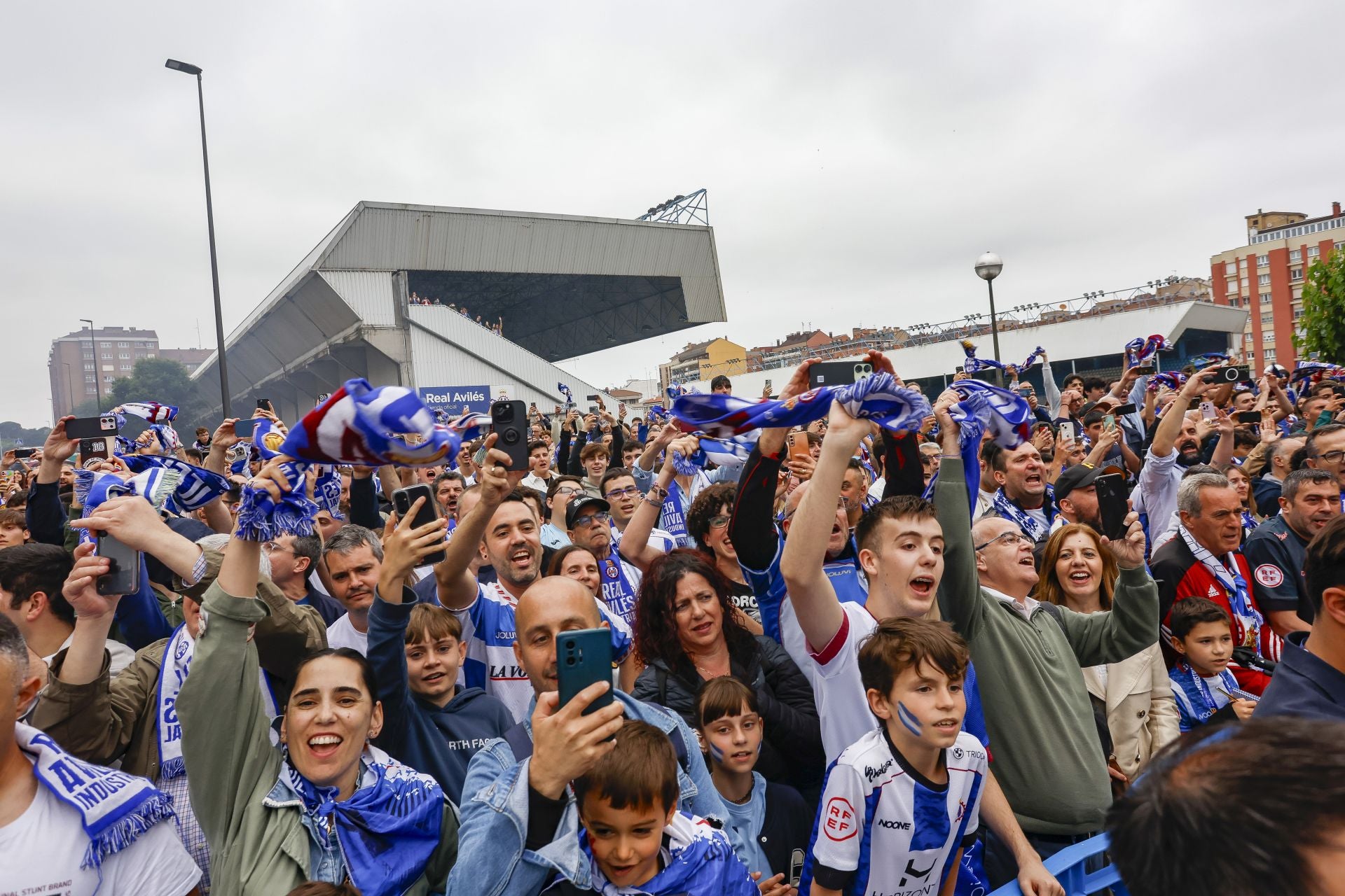 Ambientazo en el Suárez Puerta: la afición del Real Avilés calienta motores