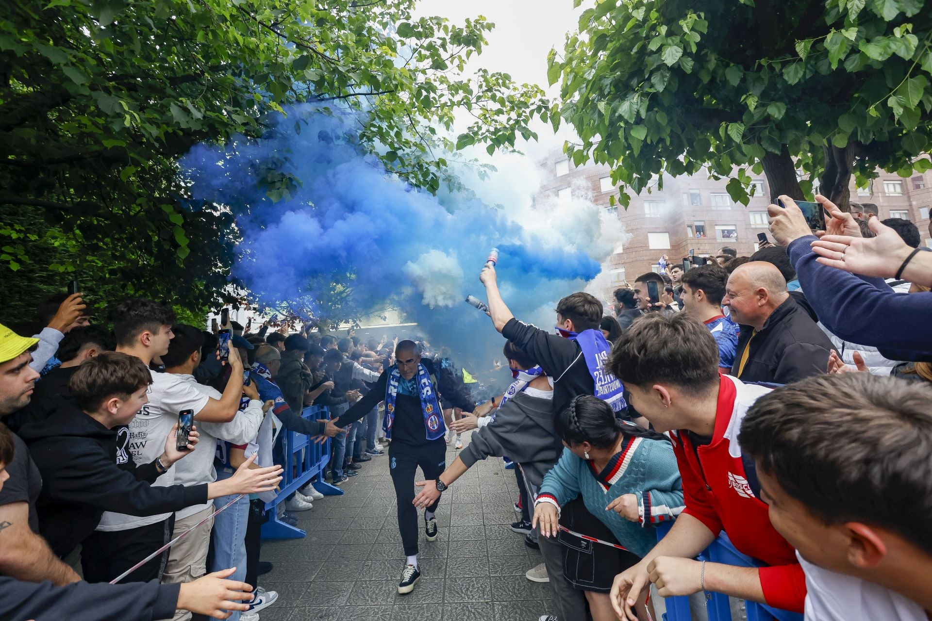 Ambientazo en el Suárez Puerta: la afición del Real Avilés calienta motores