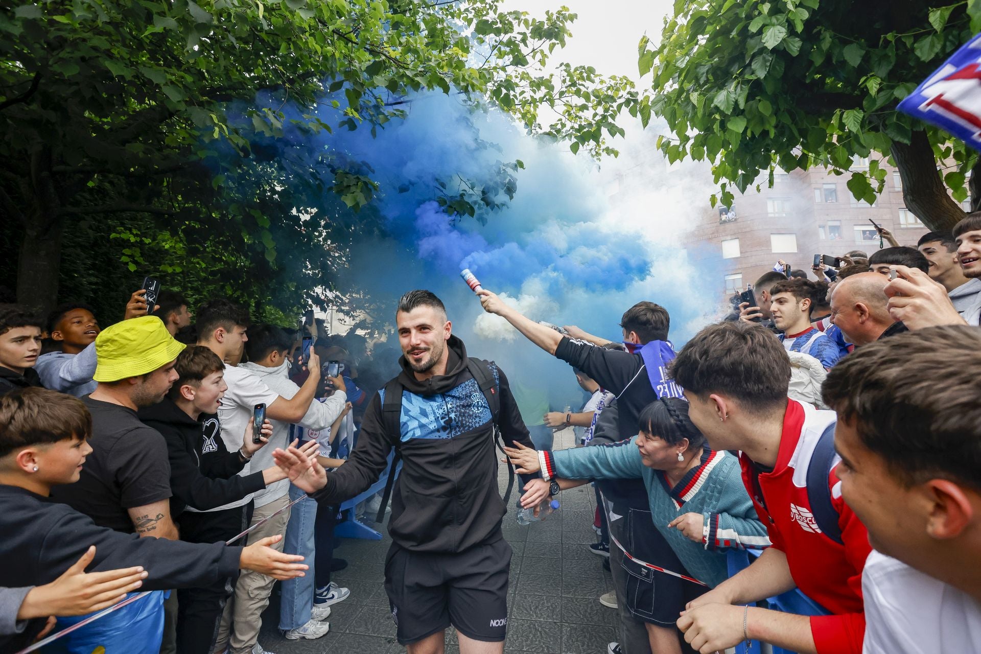 Ambientazo en el Suárez Puerta: la afición del Real Avilés calienta motores