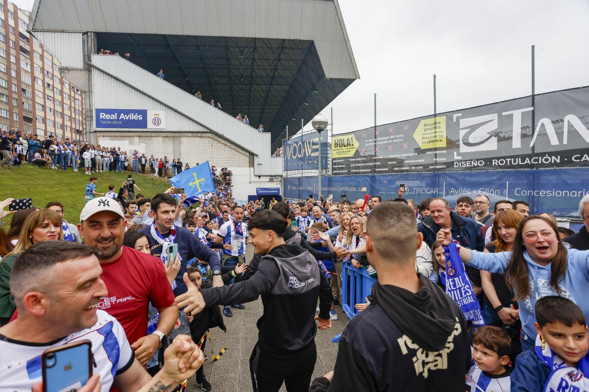 Ambientazo en el Suárez Puerta: la afición del Real Avilés calienta motores