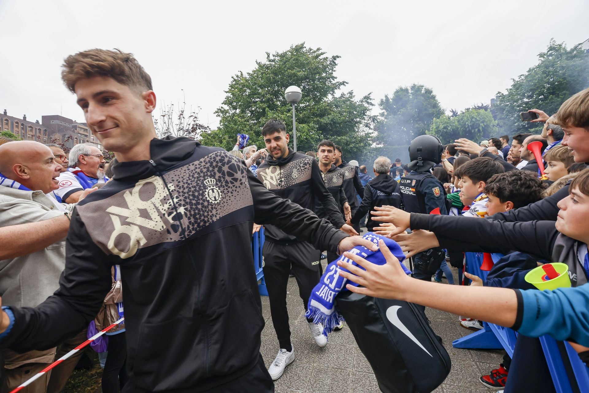Ambientazo en el Suárez Puerta: la afición del Real Avilés calienta motores