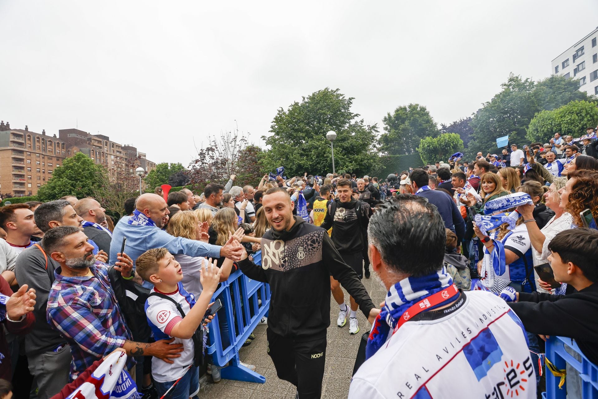 Ambientazo en el Suárez Puerta: la afición del Real Avilés calienta motores