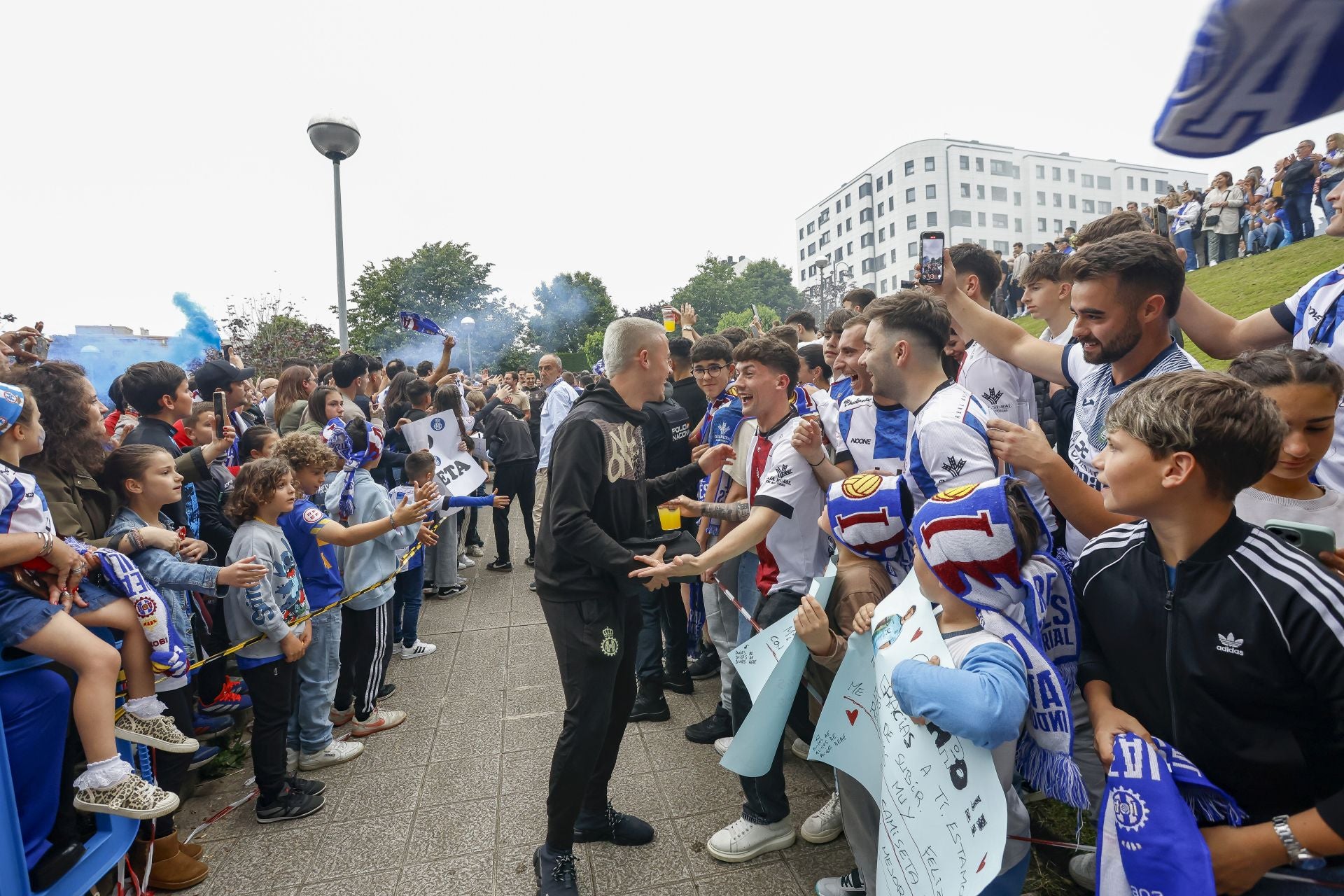 Ambientazo en el Suárez Puerta: la afición del Real Avilés calienta motores