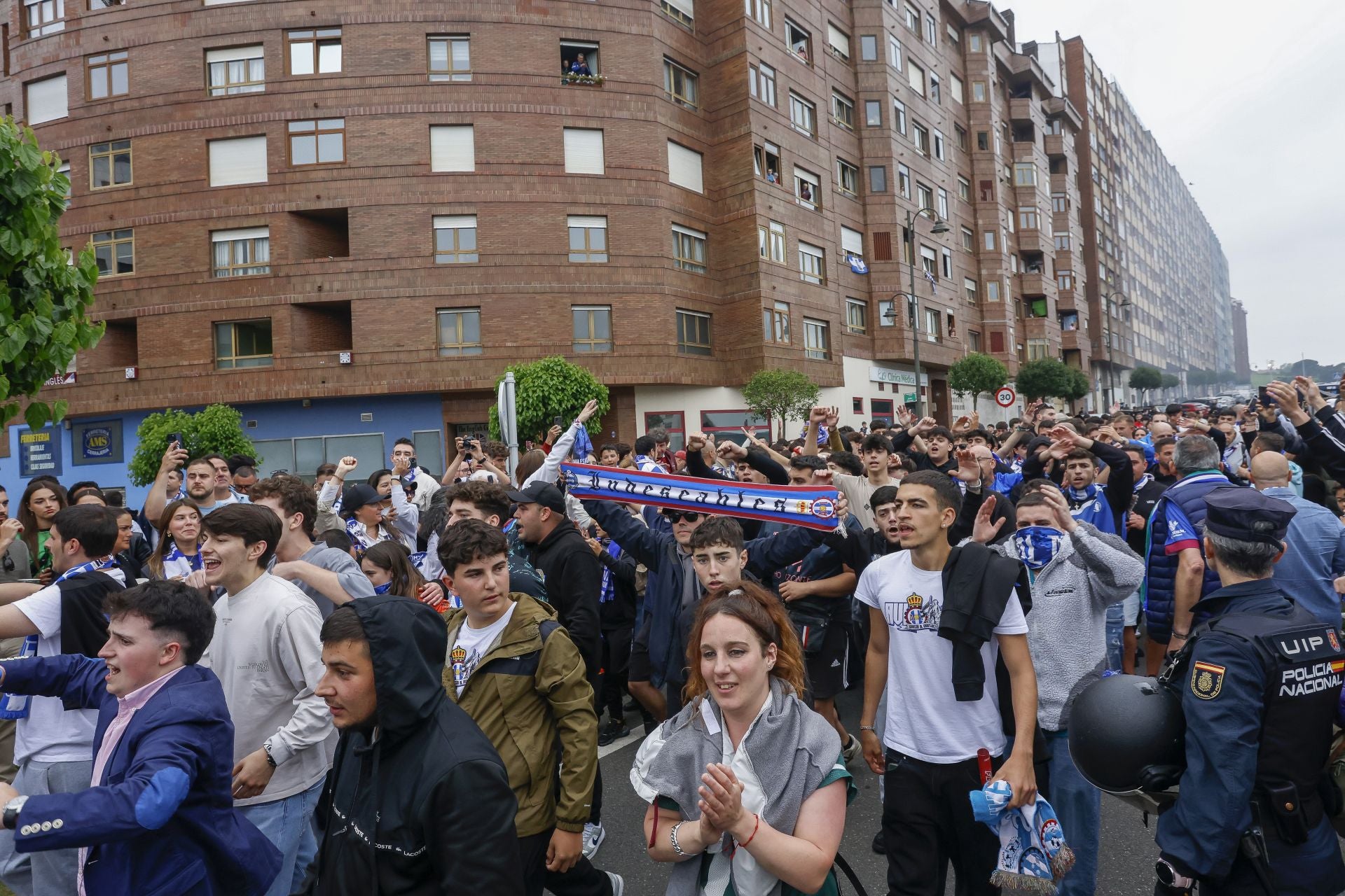 Ambientazo en el Suárez Puerta: la afición del Real Avilés calienta motores
