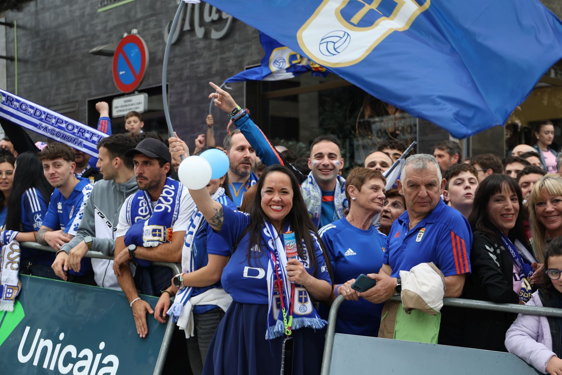 Así fue el recibimiento de la afición del Real Oviedo al equipo