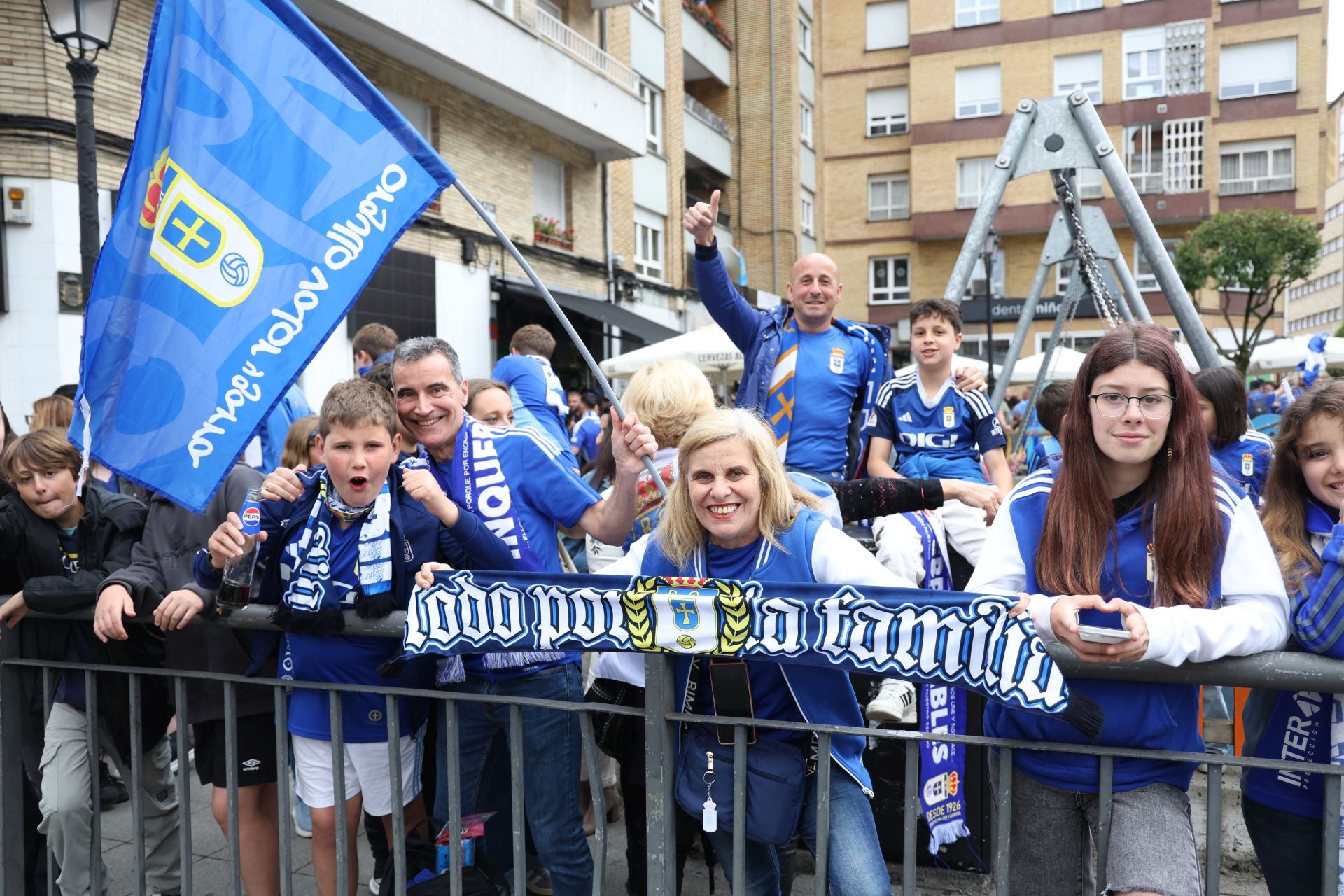 Así fue el recibimiento de la afición del Real Oviedo al equipo