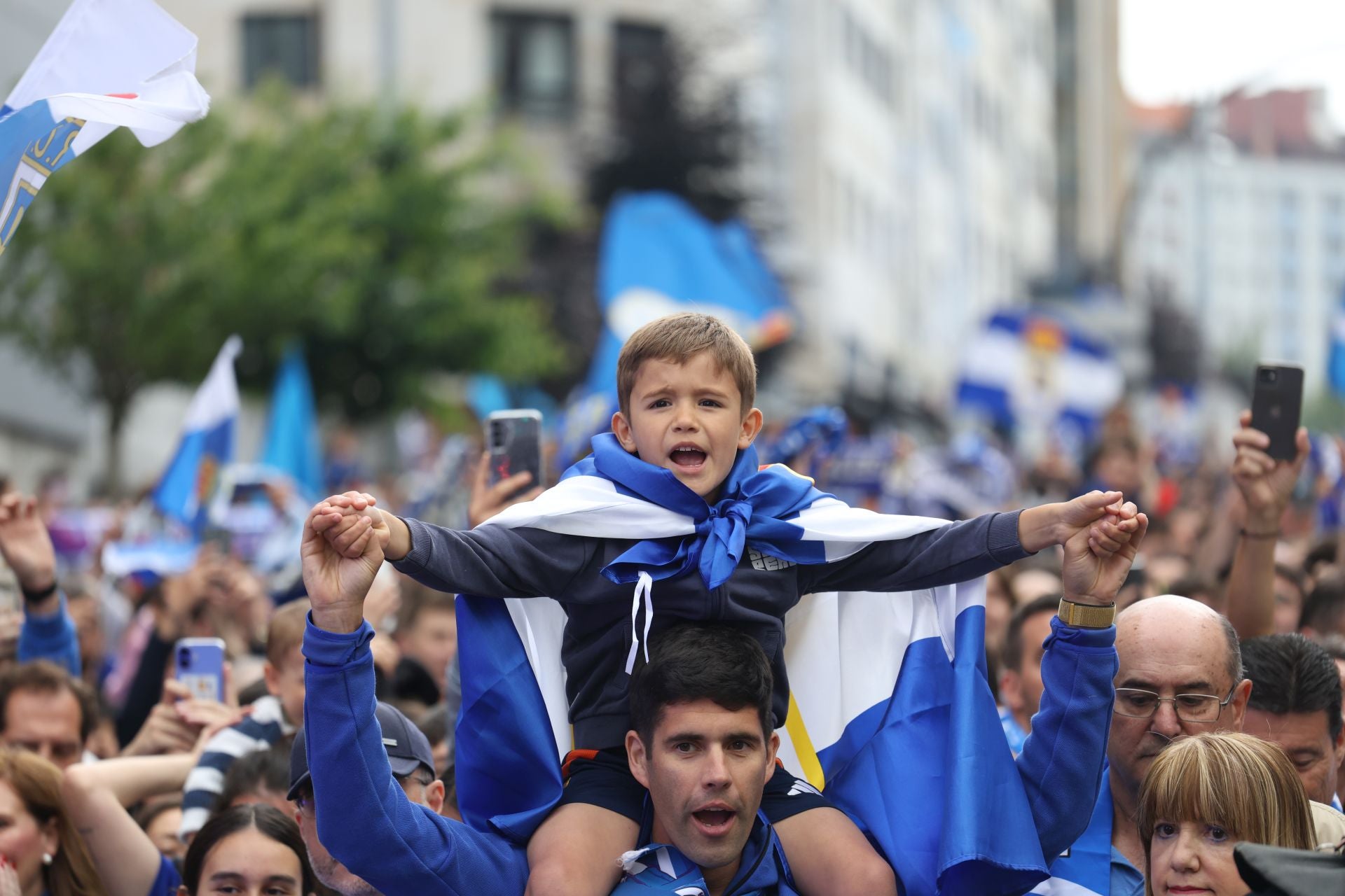 Así fue el recibimiento de la afición del Real Oviedo al equipo