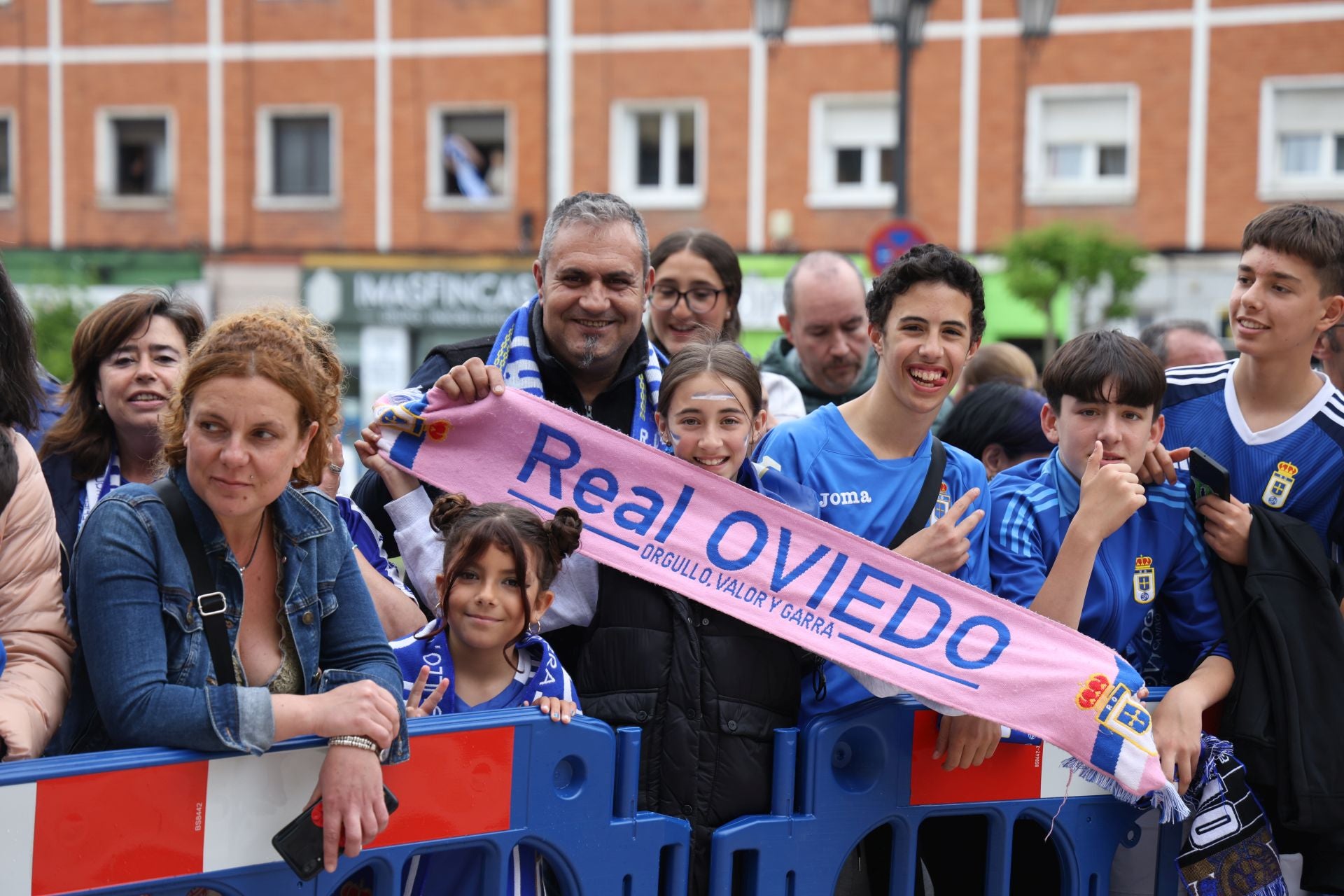 Así fue el recibimiento de la afición del Real Oviedo al equipo