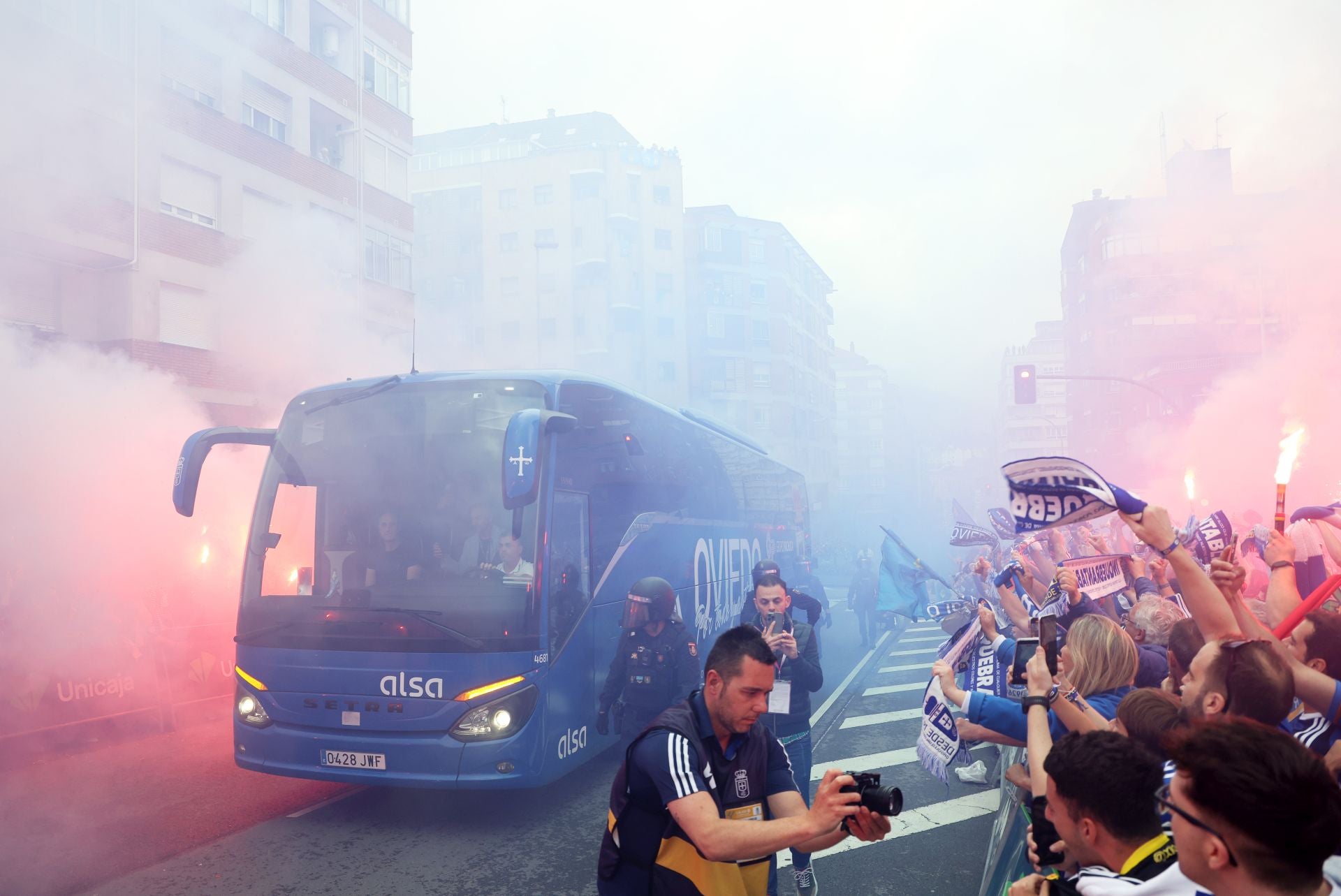 Así fue el recibimiento de la afición del Real Oviedo al equipo