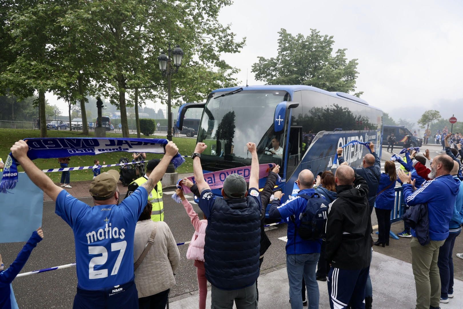 Así fue el recibimiento de la afición del Real Oviedo al equipo