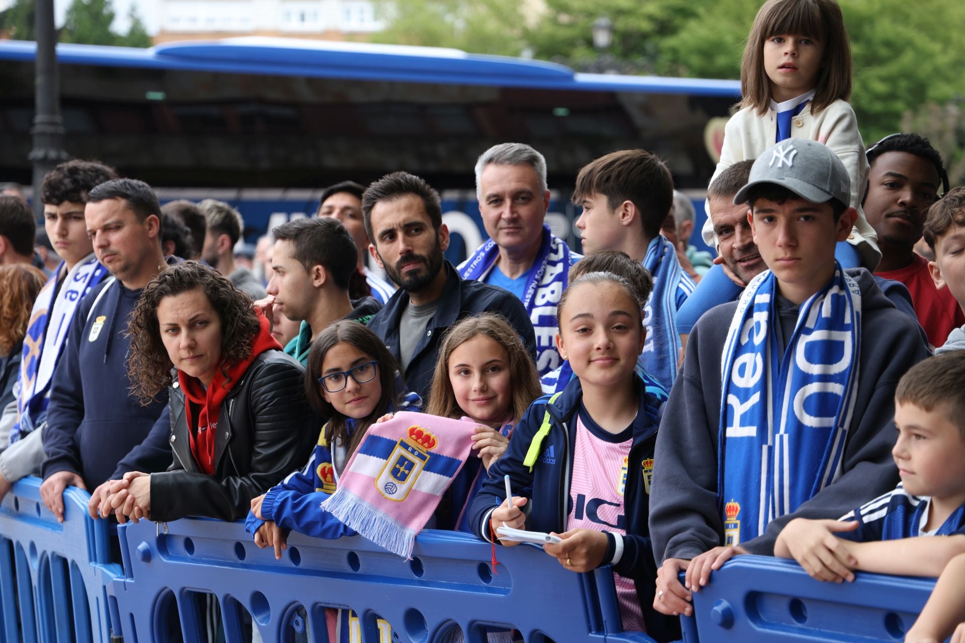 Así fue el recibimiento de la afición del Real Oviedo al equipo