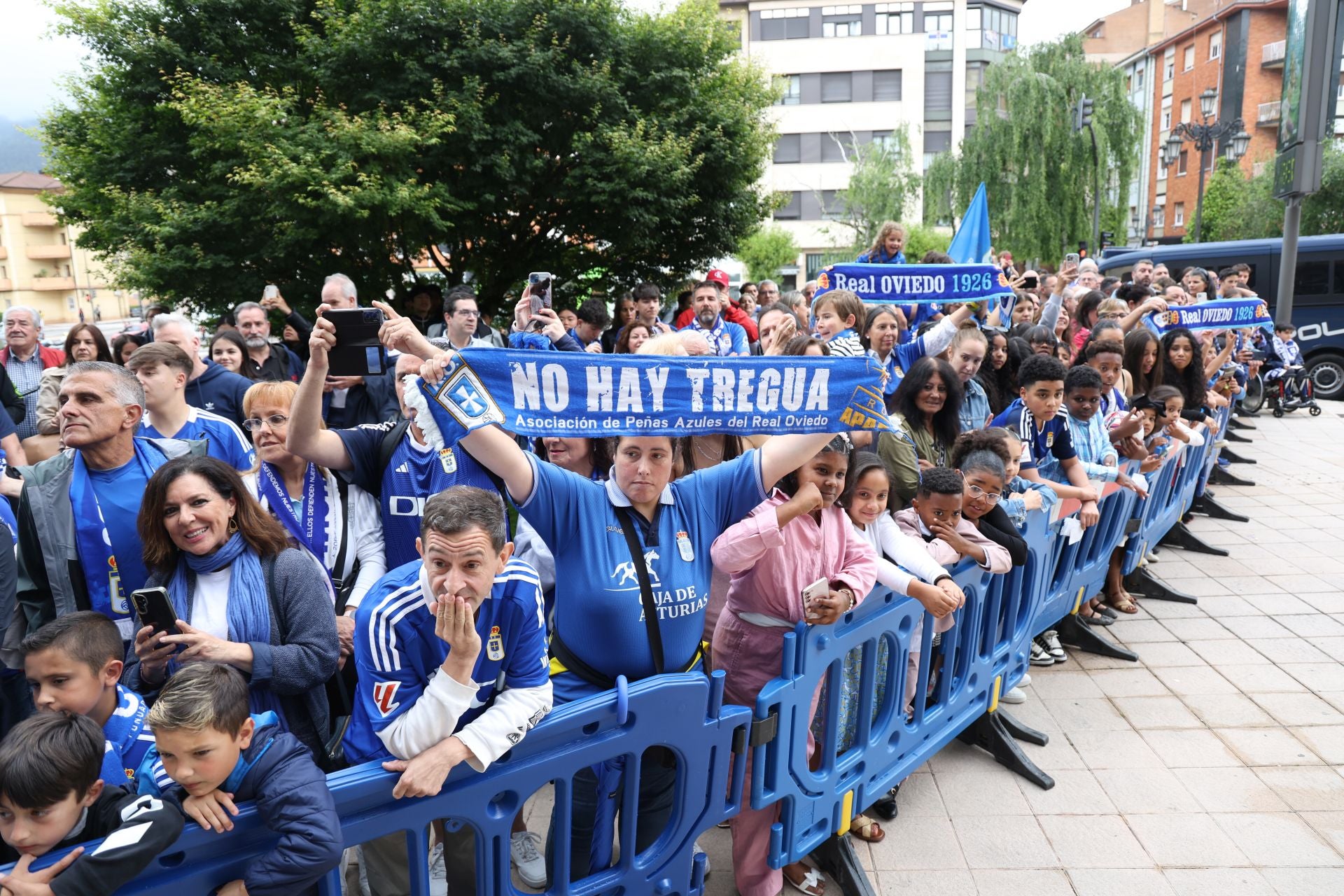 Así fue el recibimiento de la afición del Real Oviedo al equipo