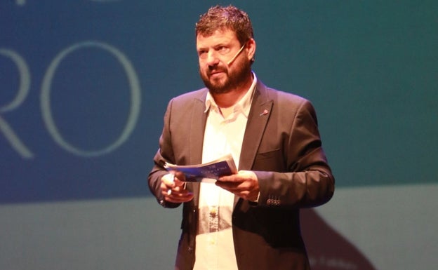 El presentador de la semifinal, el alcalde de Bimenes, Aitor García.