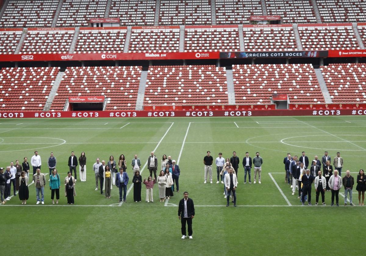 Amigos, familiares, compañeros y demás invitados al adiós del lateral posan sobre el césped de El Molinón dibujando el nombre de Cote con el jugador en primer plano .