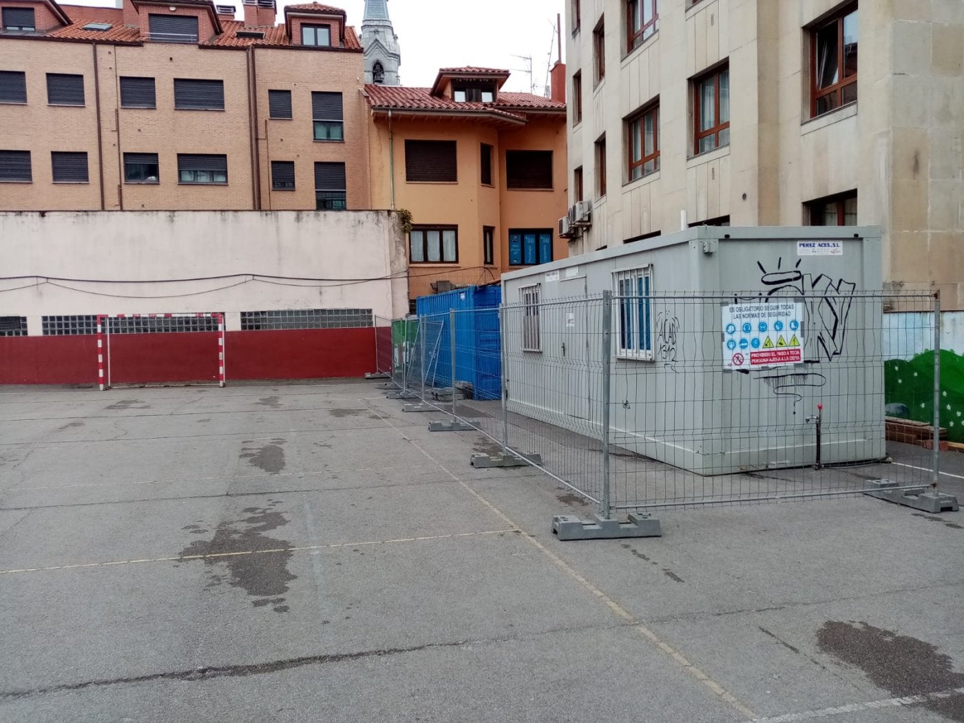 Casetas de obra, en el patio del colegio de Sabugo.