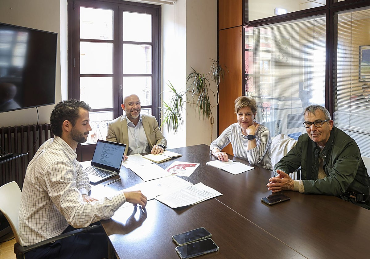 Alejandro Navazas, Rodrigo Pintueles, Marina Menéndez y Carlos Fueyo durante la reunión del lunes.