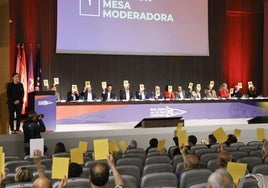 Iván Pidal, Cristina Liñero, Manuel García, Tasio del Reguero, Pedro Carrillo, Miguel Ron (abogado del club), Alfredo Fernández (secretario), Joaquín Miranda (presidente), Begoña Fernández (tesorera), Jesús Martínez (director general), Elena Martín (vicepresidenta), Juan Pablo de Castro, Nuria Pulgar, Carlos Manjarín y Ana Villanueva, miembros de la junta directiva del Grupo Covadonga, durante la asamblea.