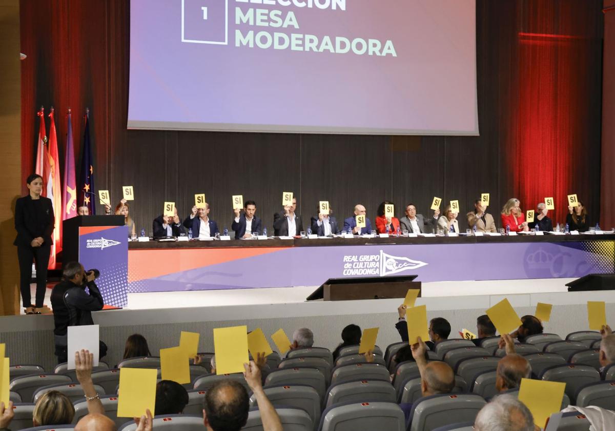 Iván Pidal, Cristina Liñero, Manuel García, Tasio del Reguero, Pedro Carrillo, Miguel Ron (abogado del club), Alfredo Fernández (secretario), Joaquín Miranda (presidente), Begoña Fernández (tesorera), Jesús Martínez (director general), Elena Martín (vicepresidenta), Juan Pablo de Castro, Nuria Pulgar, Carlos Manjarín y Ana Villanueva, miembros de la junta directiva del Grupo Covadonga, durante la asamblea.
