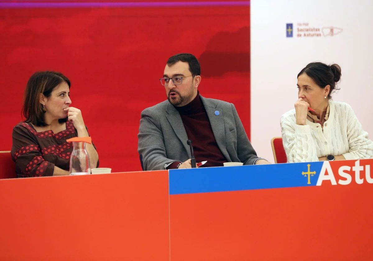 Adriana Lastra, Adrián Barbón y Dolores Carcedo en una reunión de la ejecutiva de la Federación Socialista Asturiana.