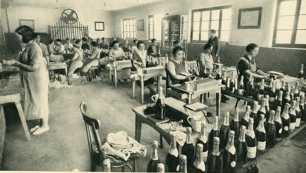 Sección de embotellado por parte de mujeres en la fábrica de sidra achampanada Zarracina. Fecha: h. 1935.