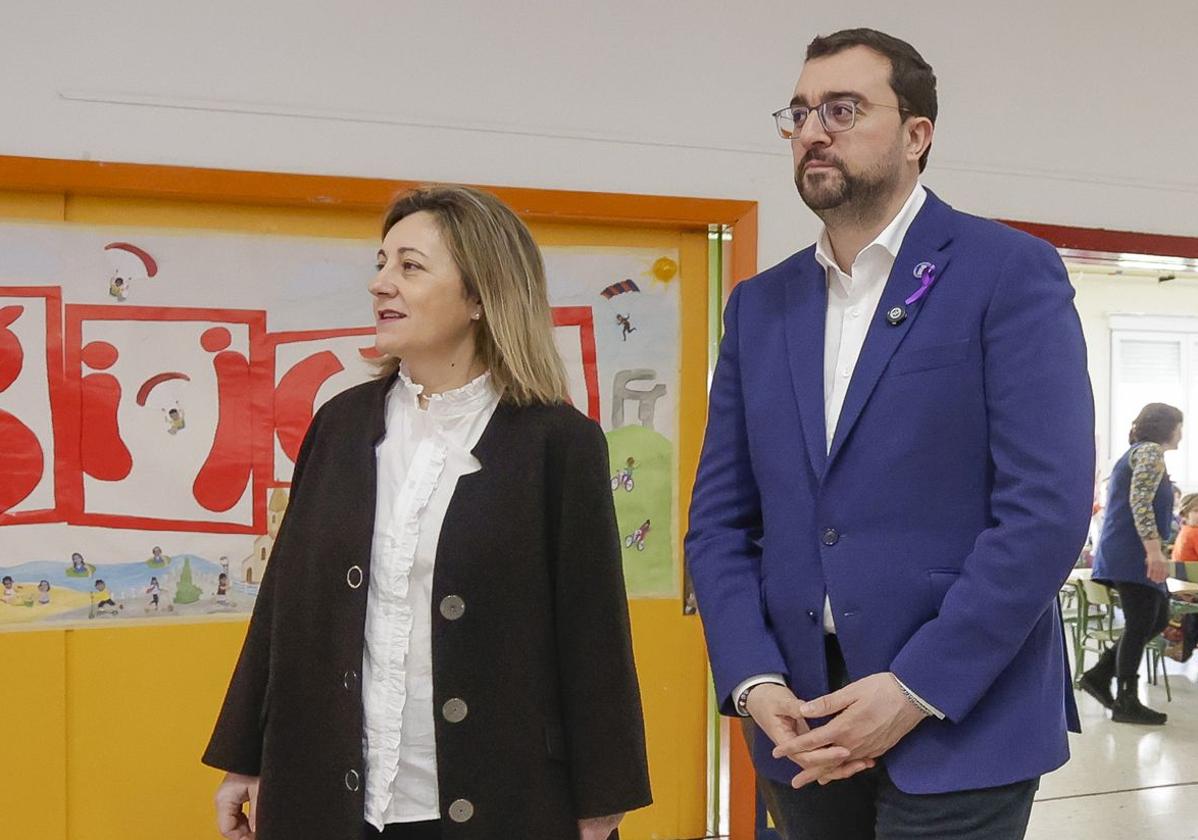 Lydia Espina y Adrián Barbón, en una visita a un centro educativo.