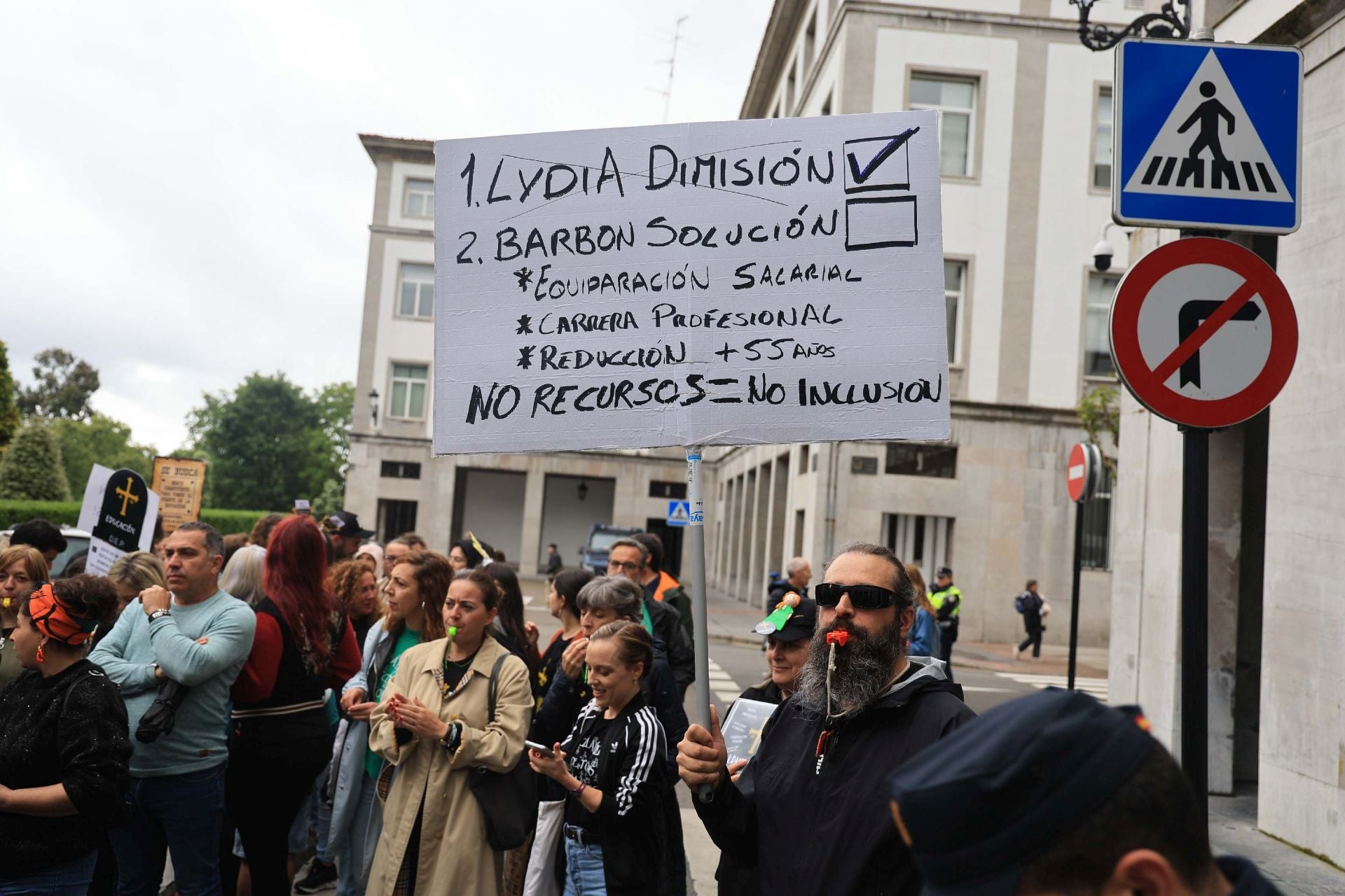 Sonora protesta docente tras la dimisión de la consejera de Educación de Asturias