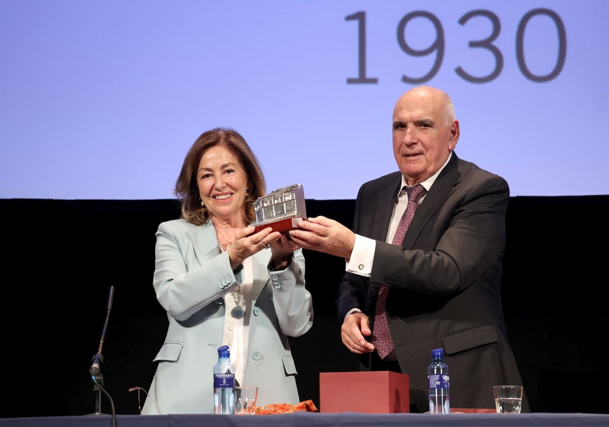 Imagen principal - Diversos instantes del pregón de la Sociedad Protectora de La Balesquida, cuando Victoria Cueto-Felgueroso recibió un recuerdo y María del Carmen López Villaverde el título de socia de honor.