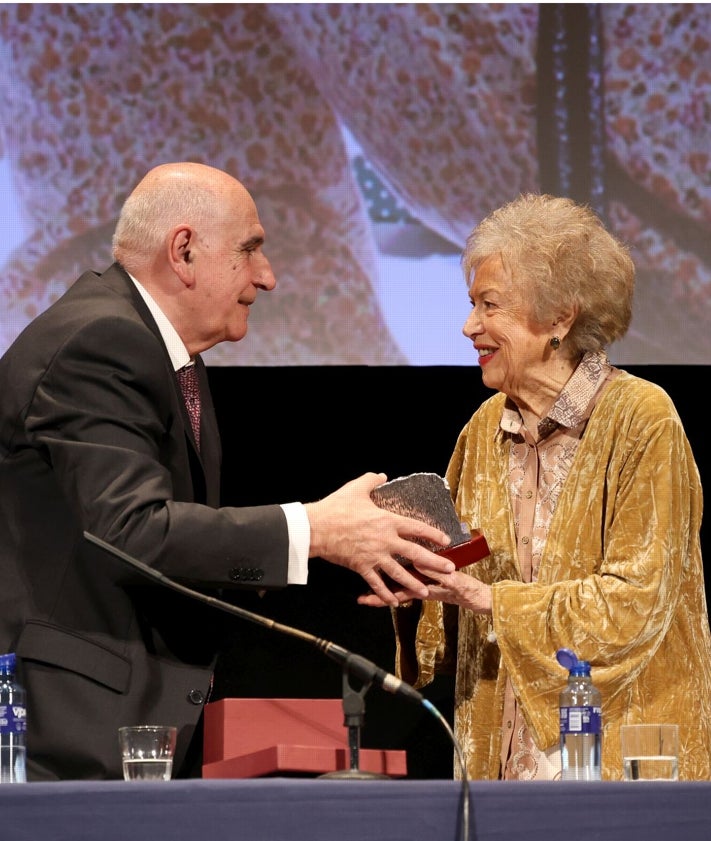 Imagen secundaria 2 - Diversos instantes del pregón de la Sociedad Protectora de La Balesquida, cuando Victoria Cueto-Felgueroso recibió un recuerdo y María del Carmen López Villaverde el título de socia de honor.