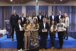 Delante, Silvia Molina (Empresarios de Turismo Rural), Mónica y María Castellano (Mimique), José Manuel Cuesta (Sidra de Asturias), Rosana Menéndez (Parque Principado) y Elena Suero (Albergue Covadonga). Detrás, Víctor Coto, Luis Díaz, Cristina Fanjul, Ángela Pumariega, Pablo Coca, Sheila Vaca, Francisco González Bulnes, Marcos Lamas y Leticia Álvarez.