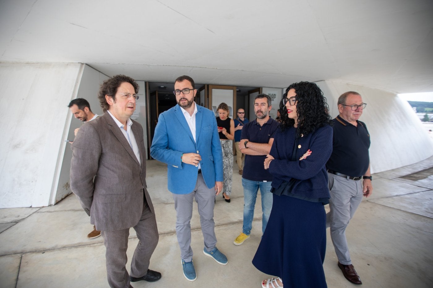 El director del Niemeyer (izquierda) y la consejera de Cultura (derecha) junto al presidente del Principado, el del Puerto y el concejal de Desarrollo Económico en un acto en el centro cultural.