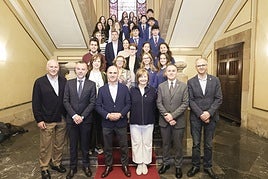 Foto de familia en el Ayuntamiento con autoridades y los alumnos finalistas y ganadores.