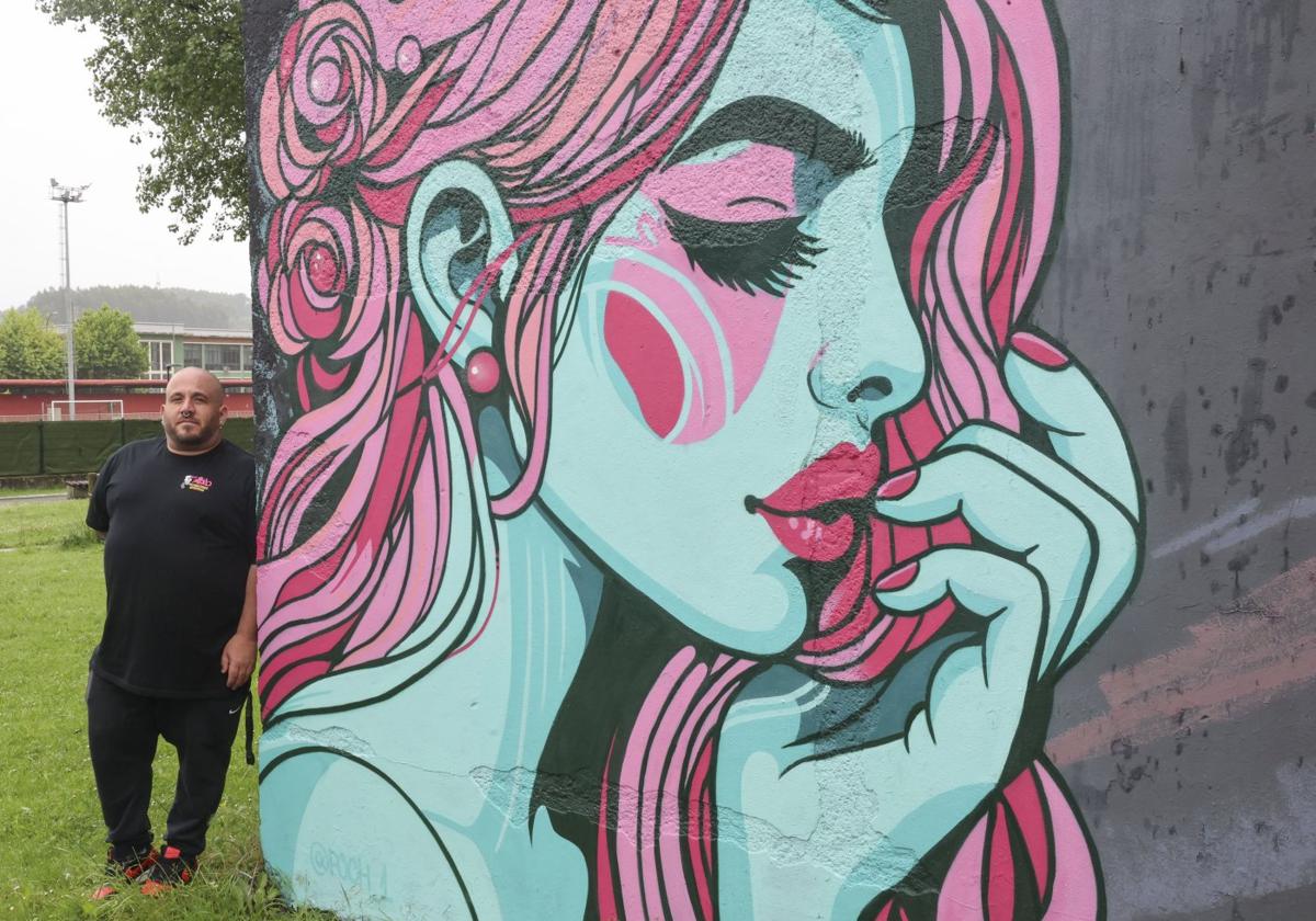 Poch junto al dibujo nominado en el parque de La Marzaniella, en Trasona.