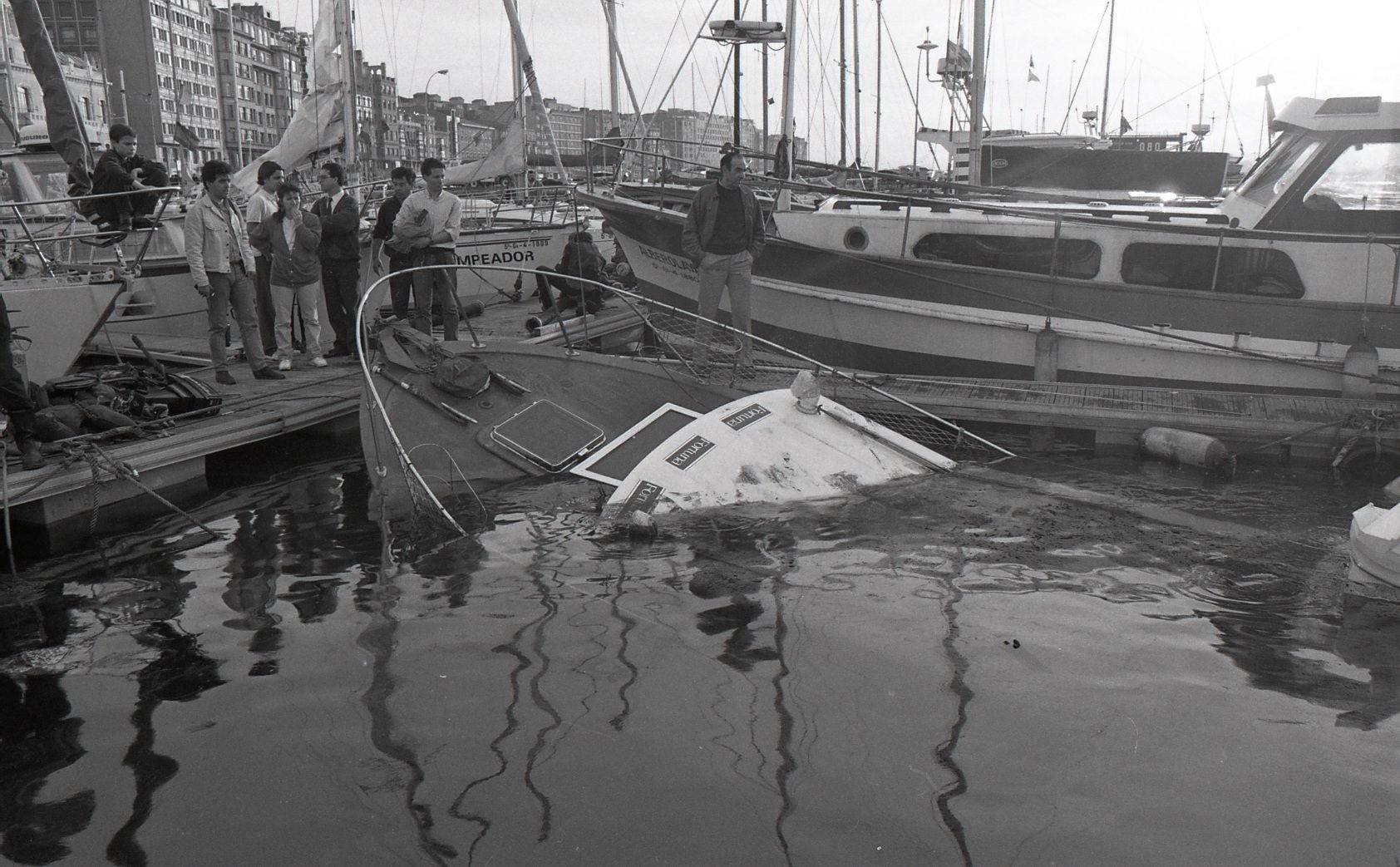 Hundimiento de una embarcación en el muelle. 1991