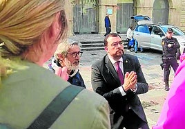Adrián Barbón habla con varios docentes, a la salida del Hotel de la Reconquista, en la tarde de ayer.