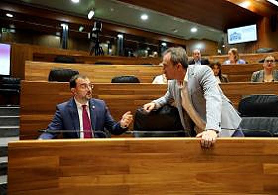 Adrián Barbón y Ovidio Zapico, máximo líder de IU y consejero, conversan en la Junta.