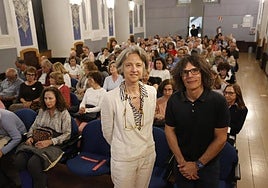 Liset Menéndez de la Prida y Diego Redolar en las jornadas 'Descifrando tu cerebro'.