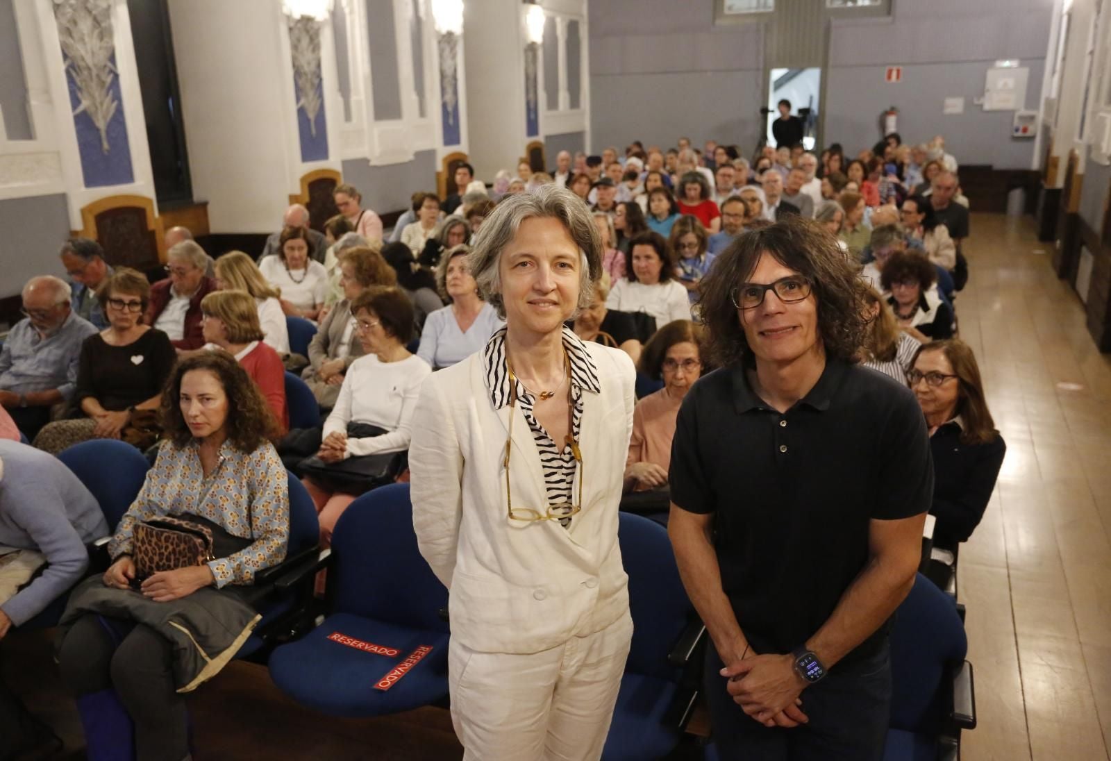 Liset Menéndez de la Prida y Diego Redolar en las jornadas 'Descifrando tu cerebro'.