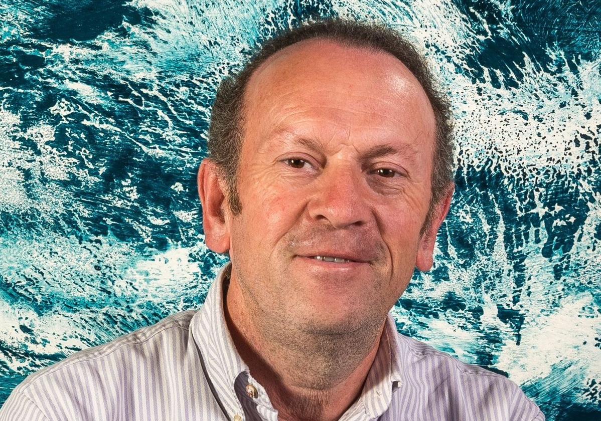 El pintor Guillermo Simón, delante de su cuadro 'Expansión'.