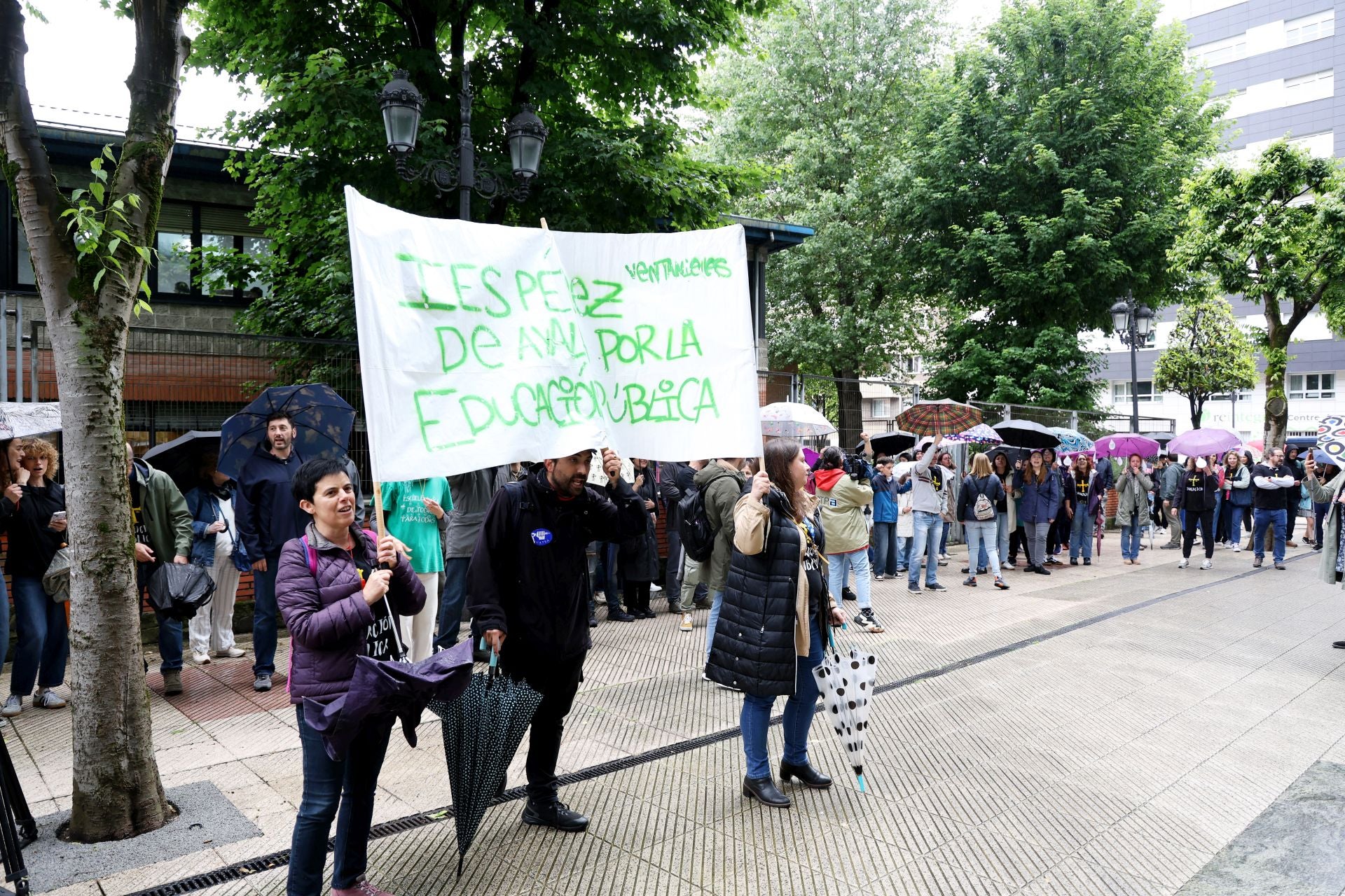 Encierros, cadenas humanas, pancartas en institutos y piquetes: la protesta docente en Asturias se intensifica