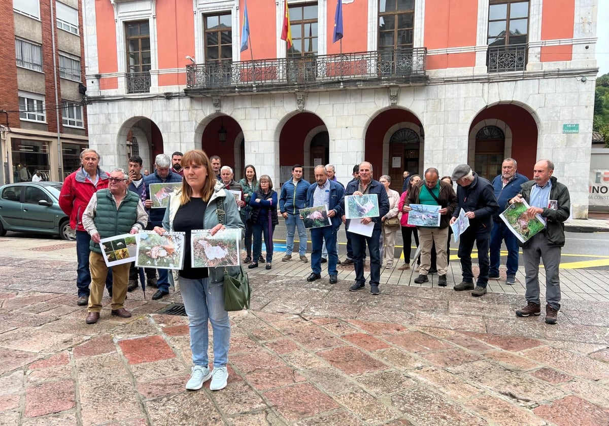 Los ganaderos del Sueve, ante la Casa Consistorial de Piloña, en Infiesto.