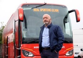 Mariano González, junto al autocar del Sporting, en las instalaciones de ALSA en Oviedo.