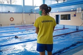 Una socorrista, en la piscina municipal de El Coto.