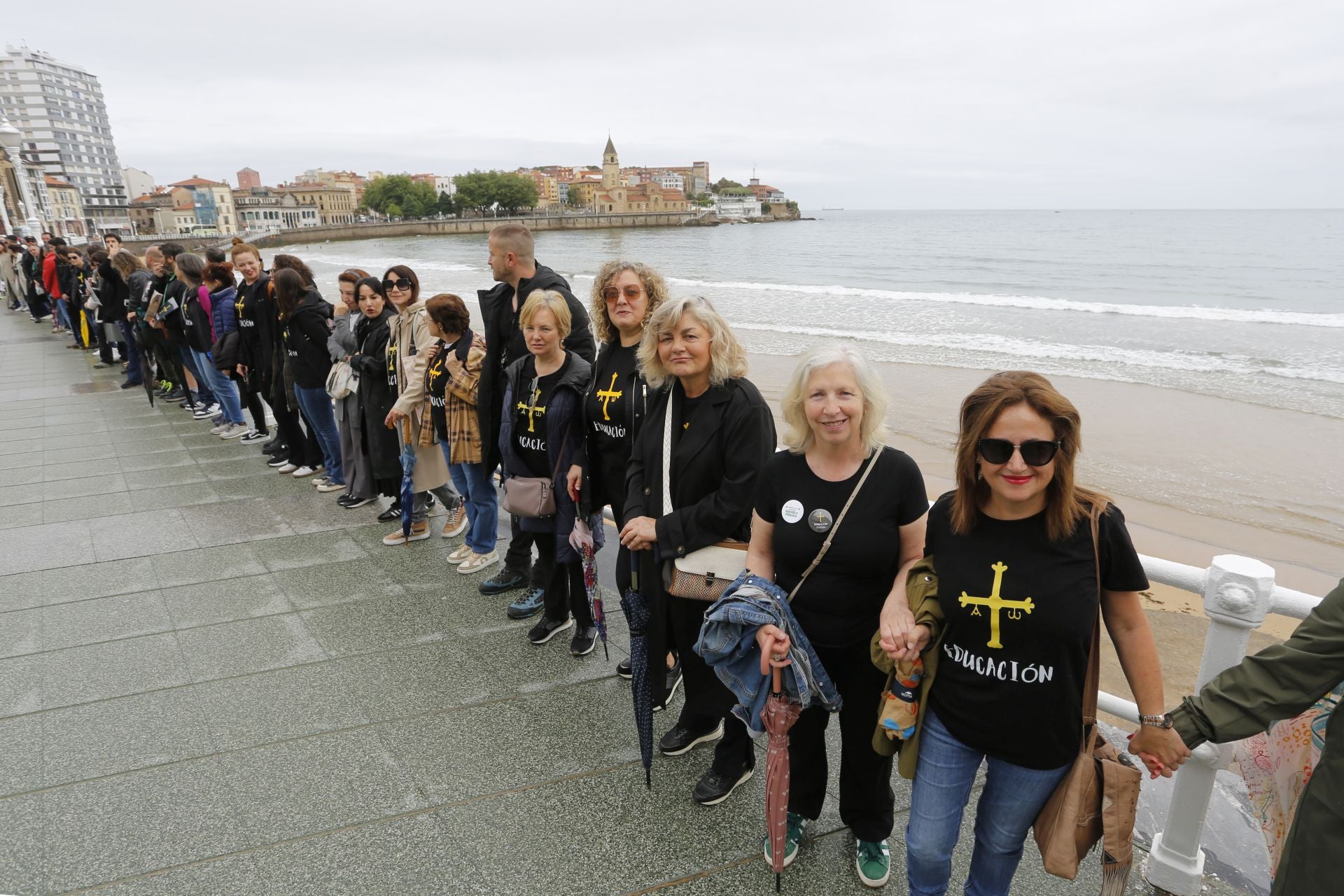 Cadena humana en el paseo del Muro 